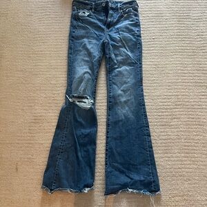 American Eagle high rise bootleg jeans. Lightly worn. Regular length